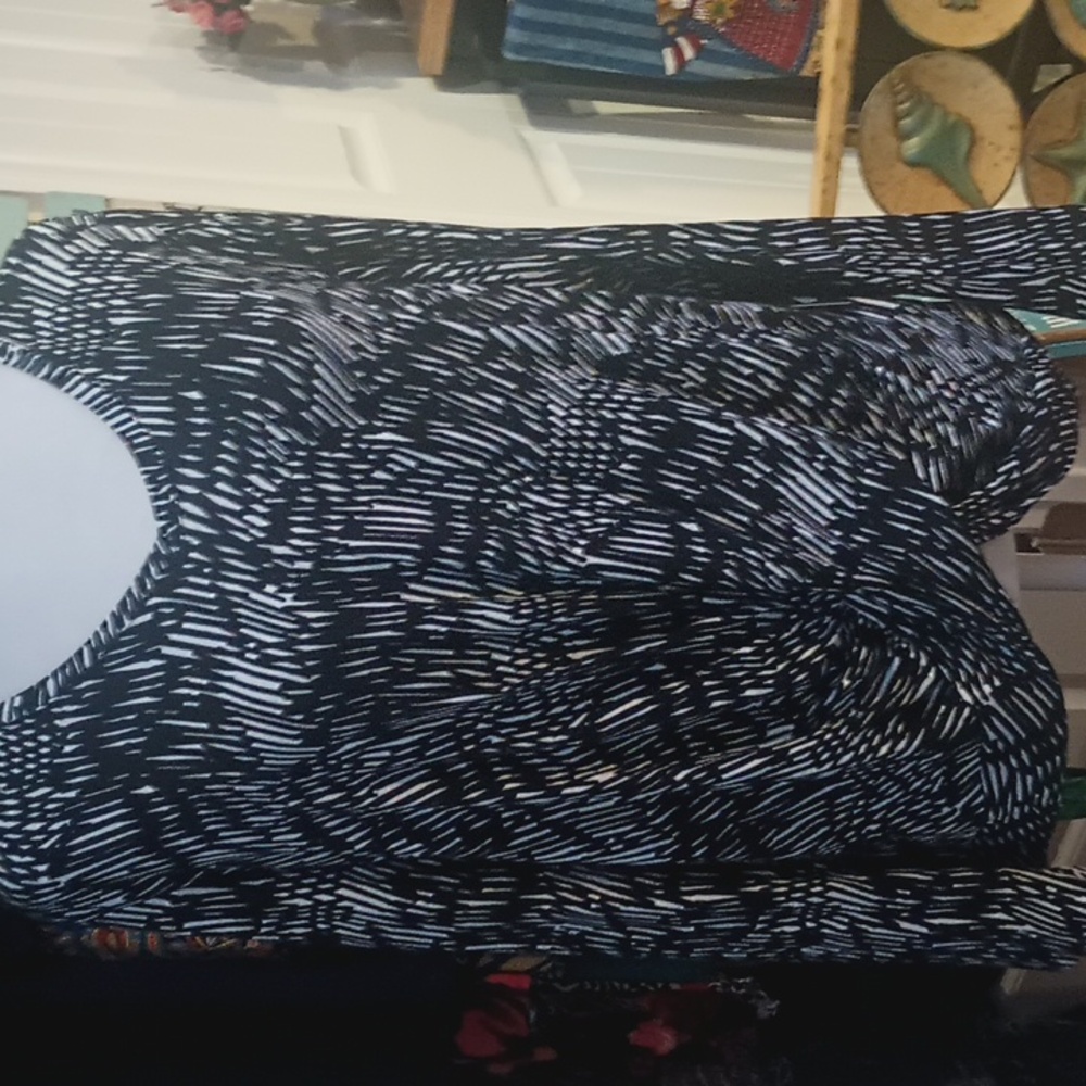 A New Simply Vera Vera Wang Black and White Knit Top. Size XXL